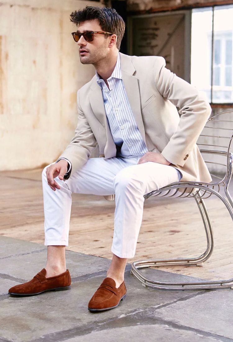 Bannière boutique mocassin, homme élégant portant un mocassin en daim