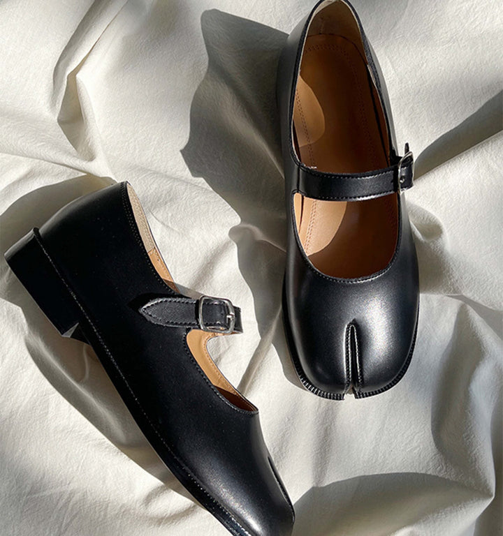 Deux chaussures Mary Jane noires avec brides et bouts fendus sur fond blanc. Style minimaliste et moderne., 45286632947893,45286632980661,45286633013429,45286633046197,45286633078965,45286633111733,45286633144501,45286633177269,45286633210037,45286633242805,45286633275573,45286633308341,45286633341109,45286633373877,45286633406645,45286633439413,45286633472181,45286633504949,45286633537717,45286633570485,45286633603253,45286633636021,45286633668789,45286633701557