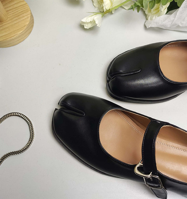 Chaussures Mary Jane noires à bout fendu tabi sur fond blanc, avec fleurs décoratives et chaîne argentée. Idée cadeau mode et originale., 45286632947893,45286632980661,45286633013429,45286633046197,45286633078965,45286633111733,45286633144501,45286633177269,45286633210037,45286633242805,45286633275573,45286633308341,45286633341109,45286633373877,45286633406645,45286633439413,45286633472181,45286633504949,45286633537717,45286633570485,45286633603253,45286633636021,45286633668789,45286633701557