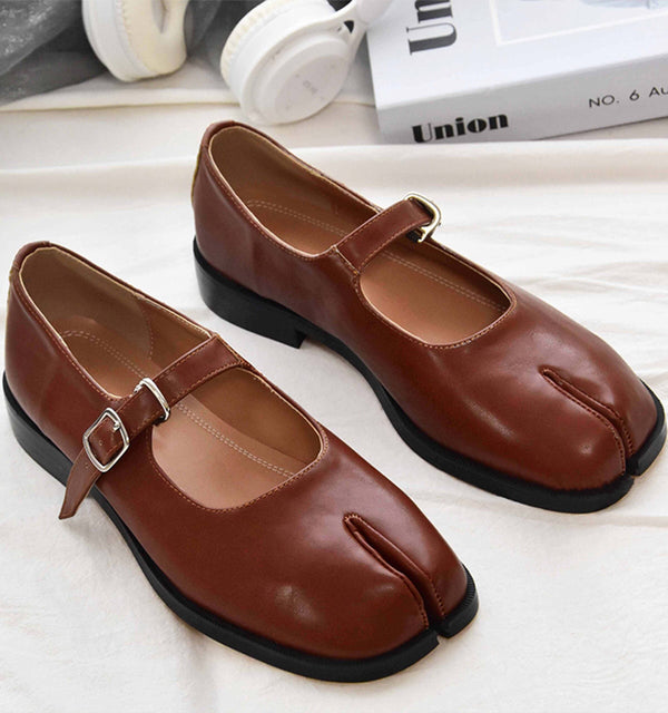 Chaussures Mary Jane marron à bout fendu, avec une bride à boucle réglable. Style rétro et original, parfait pour un look tendance. Accessoire de mode confortable et élégant., 45286632947893,45286632980661,45286633013429,45286633046197,45286633078965,45286633111733,45286633144501,45286633177269,45286633210037,45286633242805,45286633275573,45286633308341,45286633341109,45286633373877,45286633406645,45286633439413,45286633472181,45286633504949,45286633537717,45286633570485,45286633603253,4528663363602