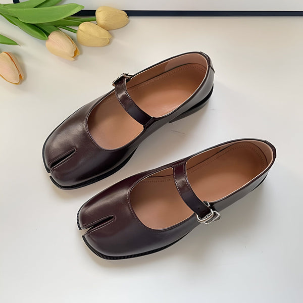 Paire de chaussures Mary Janes bordeaux avec une séparation pour les orteils, reposant sur une surface blanche à côté de tulipes. Le style est à la fois classique et avant-gardiste., 45286632947893,45286632980661,45286633013429,45286633046197,45286633078965,45286633111733,45286633144501,45286633177269,45286633210037,45286633242805,45286633275573,45286633308341,45286633341109,45286633373877,45286633406645,45286633439413,45286633472181,45286633504949,45286633537717,45286633570485,45286633603253,4528663