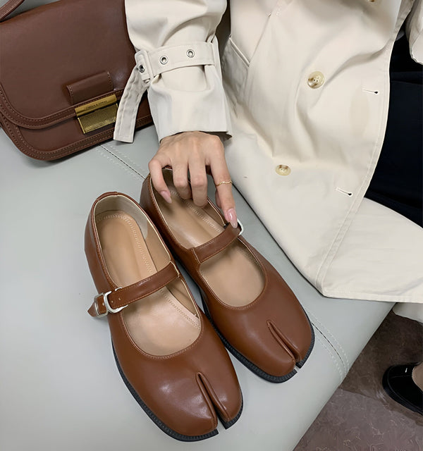 Présentation de chaussures Mary Jane marron avec une séparation pour les orteils, accompagnées d'un sac à main assorti et d'un trench-coat élégant., 45286632947893,45286632980661,45286633013429,45286633046197,45286633078965,45286633111733,45286633144501,45286633177269,45286633210037,45286633242805,45286633275573,45286633308341,45286633341109,45286633373877,45286633406645,45286633439413,45286633472181,45286633504949,45286633537717,45286633570485,45286633603253,45286633636021,45286633668789,4528663370
