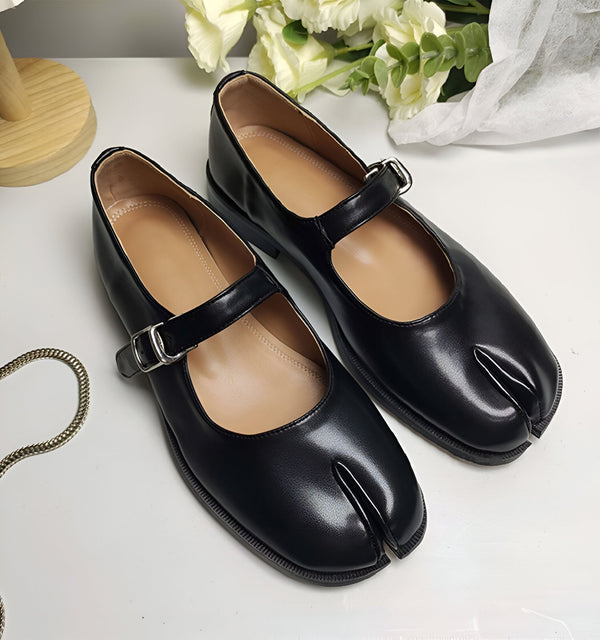 Deux chaussures Mary Jane noires avec bout fendu tabi et bride à boucle sur fond blanc avec décor floral., 45286632947893,45286632980661,45286633013429,45286633046197,45286633078965,45286633111733,45286633144501,45286633177269,45286633210037,45286633242805,45286633275573,45286633308341,45286633341109,45286633373877,45286633406645,45286633439413,45286633472181,45286633504949,45286633537717,45286633570485,45286633603253,45286633636021,45286633668789,45286633701557