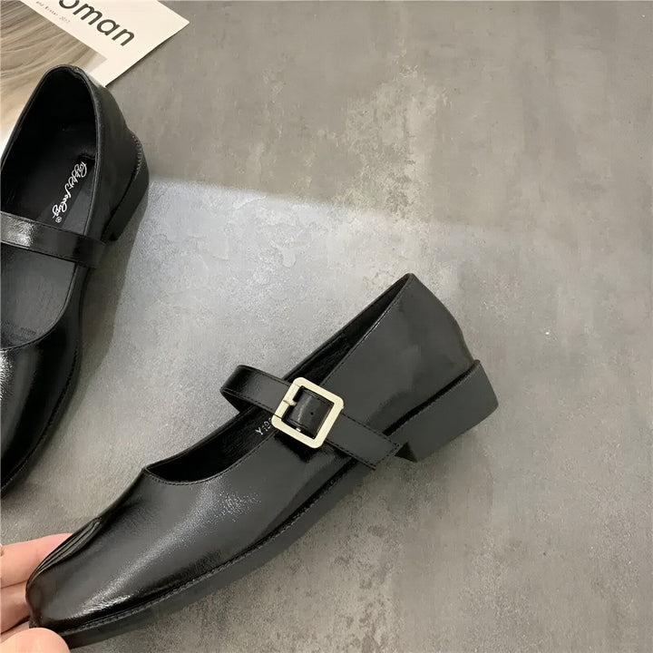 Gros plan de chaussures Mary Jane vernies noires, avec une bride à boucle argentée. Chaussures élégantes et confortables pour femme., 45286636585141,45286636617909,45286636650677,45286636683445,45286636716213,45286636748981