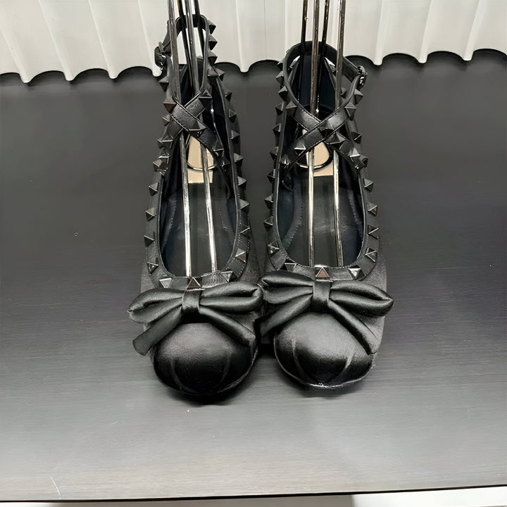 Deux ballerines noires à nœuds, ornées de clous. Chaussures élégantes et modernes, parfaites pour une soirée ou un look tendance., 45286699172021,45286699204789,45286699237557,45286699270325,45286699303093,45286699335861,45286699368629,45286699401397,45286699434165,45286699466933,45286699499701,45286699532469