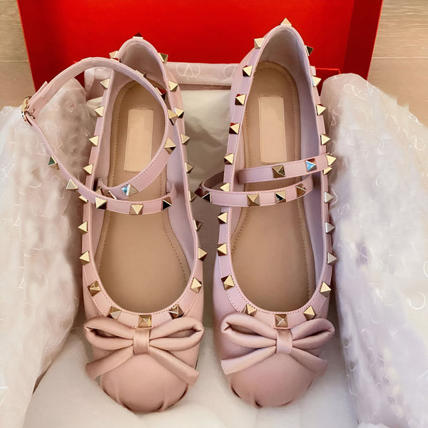 Paire d'élégantes ballerines roses cloutées avec nœuds, présentées dans une boîte à chaussures rouge. Chaussures de luxe pour femmes, design italien raffiné., 45286699172021,45286699204789,45286699237557,45286699270325,45286699303093,45286699335861,45286699368629,45286699401397,45286699434165,45286699466933,45286699499701,45286699532469