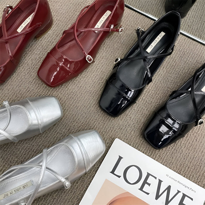 Chaussures plates vernies Jia xi tian shi. Rangées de chaussures élégantes à bout carré et brides croisées, coloris bordeaux, noir et argenté. Style moderne et féminin., 45286706577589,45286706610357,45286706643125,45286706675893,45286706708661,45286706741429,45286706774197,45286706806965,45286706839733,45286706872501,45286706905269,45286706938037,45286706970805,45286707003573,45286707036341
