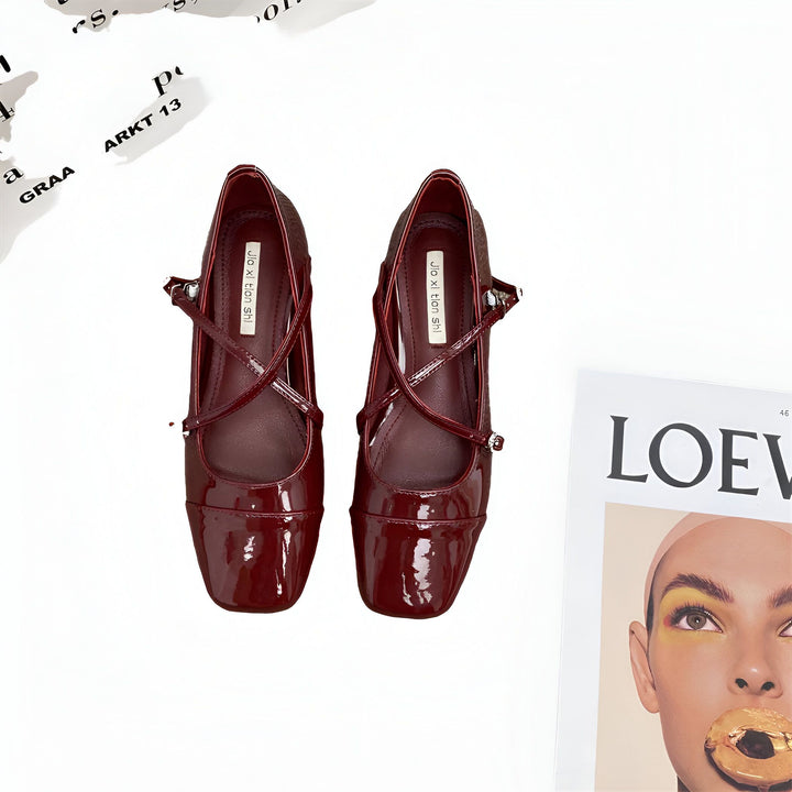 Chaussures Mary Jane vernies bordeaux avec brides croisées et boucle. Style élégant et classique, parfait pour une tenue chic. Détail magazine Loewe. Mode féminine., 45286706577589,45286706610357,45286706643125,45286706675893,45286706708661,45286706741429,45286706774197,45286706806965,45286706839733,45286706872501,45286706905269,45286706938037,45286706970805,45286707003573,45286707036341