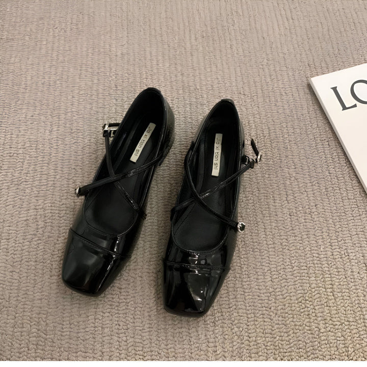Paire de chaussures Mary Jane vernies noires avec brides croisées et boucle argentée. Idéales pour un look élégant et confortable., 45286706577589,45286706610357,45286706643125,45286706675893,45286706708661,45286706741429,45286706774197,45286706806965,45286706839733,45286706872501,45286706905269,45286706938037,45286706970805,45286707003573,45286707036341