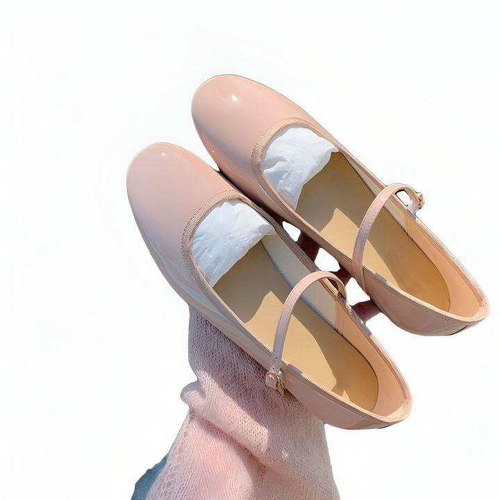 Gros plan sur une paire de ballerines vernies roses. Elles sont tenues par une main portant un pull en maille rose. Chaussures élégantes, parfaites pour une tenue chic., 45286700155061,45286700187829,45286700220597,45286700253365,45286700286133,45286700318901,45286700351669,45286700384437,45286700417205,45286700449973,45286700482741,45286700515509,45286700548277,45286700581045,45286700613813,45286700646581,45286700679349,45286700712117,45286700744885,45286700777653,45286700810421,45286700843189,45286700