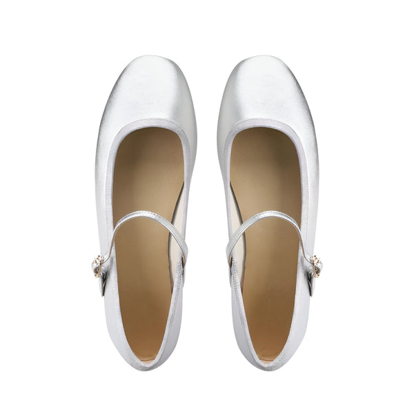 Vue de dessus d'une paire d'élégantes ballerines Mary Jane argentées pour femmes avec une bride et une boucle délicate. Chaussures plates parfaites pour une occasion spéciale ou un mariage., 45286700155061,45286700187829,45286700220597,45286700253365,45286700286133,45286700318901,45286700351669,45286700384437,45286700417205,45286700449973,45286700482741,45286700515509,45286700548277,45286700581045,45286700613813,45286700646581,45286700679349,45286700712117,45286700744885,45286700777653,45286700810421