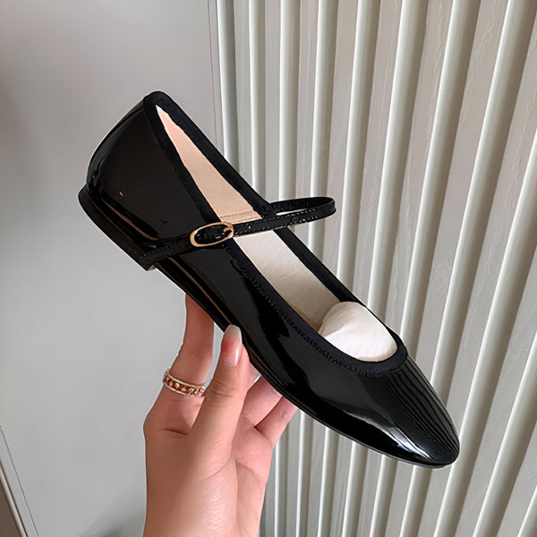 Chaussure ballerine vernie noire, tenue à la main. Style classique avec bride et boucle dorée. Mode et élégance., 45286700155061,45286700187829,45286700220597,45286700253365,45286700286133,45286700318901,45286700351669,45286700384437,45286700417205,45286700449973,45286700482741,45286700515509,45286700548277,45286700581045,45286700613813,45286700646581,45286700679349,45286700712117,45286700744885,45286700777653,45286700810421,45286700843189,45286700875957,45286700908725