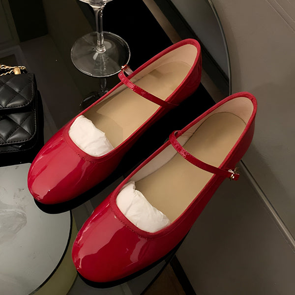 Deux ballerines vernies rouges avec brides et un sac à main noir sur une table en verre. Un verre à pied est visible en arrière-plan., 45286700155061,45286700187829,45286700220597,45286700253365,45286700286133,45286700318901,45286700351669,45286700384437,45286700417205,45286700449973,45286700482741,45286700515509,45286700548277,45286700581045,45286700613813,45286700646581,45286700679349,45286700712117,45286700744885,45286700777653,45286700810421,45286700843189,45286700875957,45286700908725