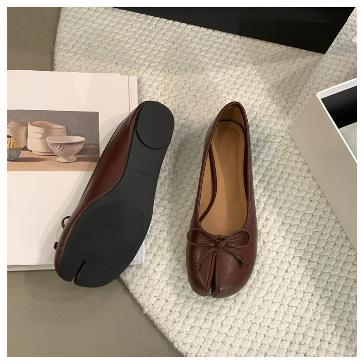 Vue rapprochée d'une paire de ballerines bordeaux avec un nœud, posées sur un tapis texturé à côté d'un livre d'art et d'une boîte blanche. Chaussures élégantes et confortables pour femme., 45286631932085,45286631964853,45286631997621,45286632030389,45286632063157,45286632095925,45286632128693,45286632161461,45286632194229,45286632226997,45286632259765,45286632292533,45286632325301,45286632358069,45286632390837,45286632423605,45286632456373,45286632489141,45286632521909,45286632554677,4528663258