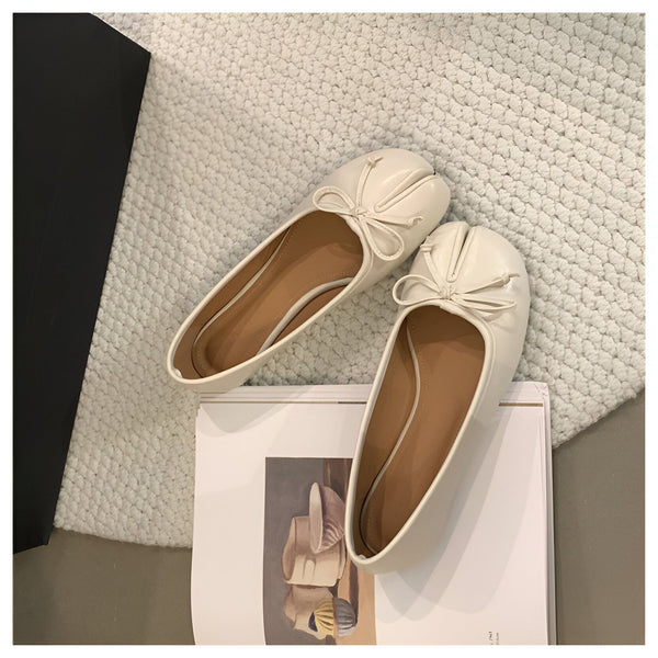 Paire d'élégantes ballerines blanches en cuir avec nœud décoratif. Chaussures plates pour femme, mode et confort. Idéales pour un look décontracté ou sophistiqué., 45286631932085,45286631964853,45286631997621,45286632030389,45286632063157,45286632095925,45286632128693,45286632161461,45286632194229,45286632226997,45286632259765,45286632292533,45286632325301,45286632358069,45286632390837,45286632423605,45286632456373,45286632489141,45286632521909,45286632554677,45286632587445,45286632620213,45286632