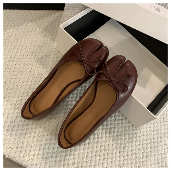 Paire d'élégantes ballerines bordeaux à bout fendu, avec un nœud décoratif délicat. Elles sont présentées à côté d'une boîte blanche, sur un tapis texturé. Un accessoire de mode raffiné., 45286631932085,45286631964853,45286631997621,45286632030389,45286632063157,45286632095925,45286632128693,45286632161461,45286632194229,45286632226997,45286632259765,45286632292533,45286632325301,45286632358069,45286632390837,45286632423605,45286632456373,45286632489141,45286632521909,45286632554677,45286632