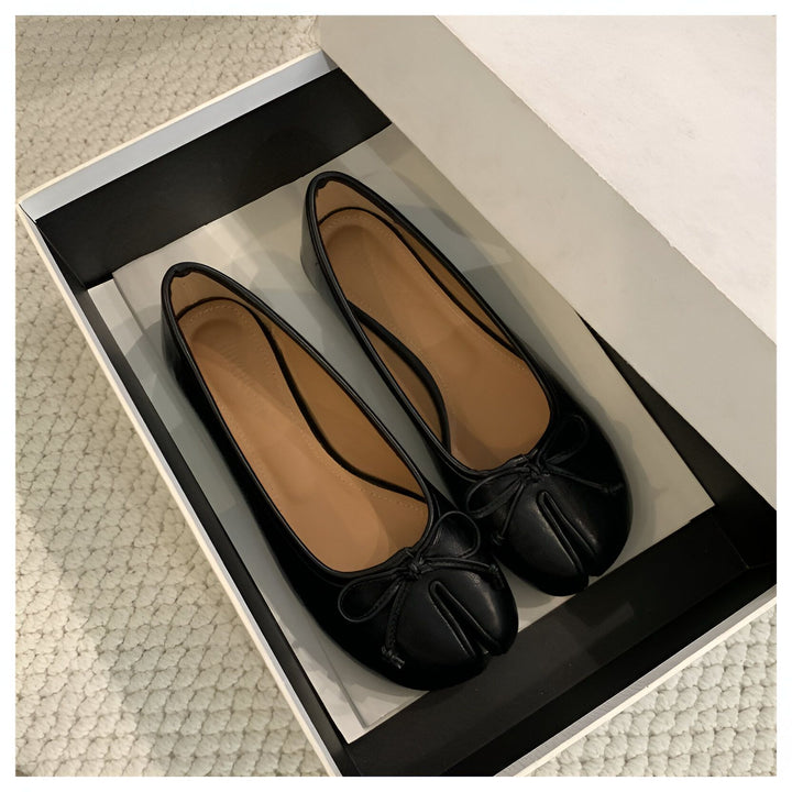 Paire d'élégantes ballerines noires en cuir, délicatement disposées dans une boîte blanche. Noeud subtil sur le dessus, intérieur couleur chair. Mode, chaussures femme, confort., 45286631932085,45286631964853,45286631997621,45286632030389,45286632063157,45286632095925,45286632128693,45286632161461,45286632194229,45286632226997,45286632259765,45286632292533,45286632325301,45286632358069,45286632390837,45286632423605,45286632456373,45286632489141,45286632521909,45286632554677,45286632587445,4528663262