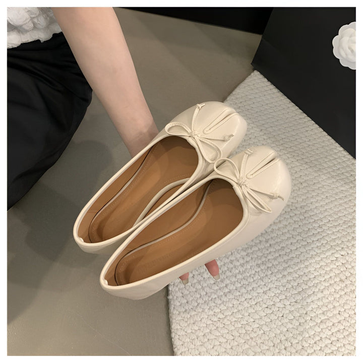 Gros plan sur une paire de ballerines beiges en cuir verni, ornées de petits nœuds. Style élégant et confortable, idéal pour une tenue décontractée chic., 45286631932085,45286631964853,45286631997621,45286632030389,45286632063157,45286632095925,45286632128693,45286632161461,45286632194229,45286632226997,45286632259765,45286632292533,45286632325301,45286632358069,45286632390837,45286632423605,45286632456373,45286632489141,45286632521909,45286632554677,45286632587445,45286632620213,45286632652981,452