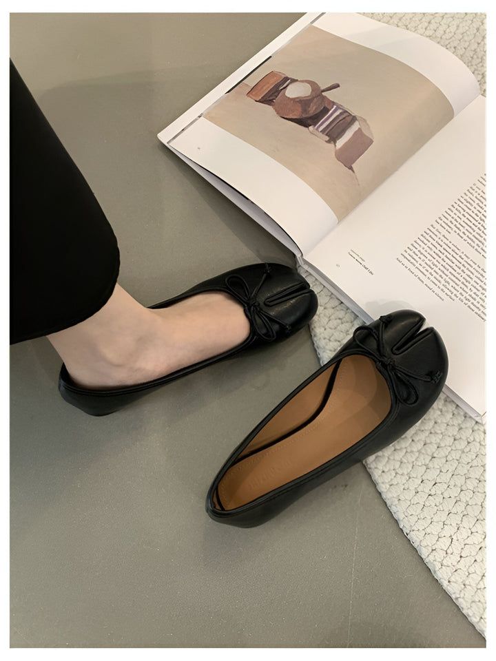 Vue rapprochée de ballerines noires avec un nœud décoratif sur une jambe, avec un magazine ouvert à côté. Chaussures plates élégantes, mode féminine., 45286631932085,45286631964853,45286631997621,45286632030389,45286632063157,45286632095925,45286632128693,45286632161461,45286632194229,45286632226997,45286632259765,45286632292533,45286632325301,45286632358069,45286632390837,45286632423605,45286632456373,45286632489141,45286632521909,45286632554677,45286632587445,45286632620213,45286632652981,45286