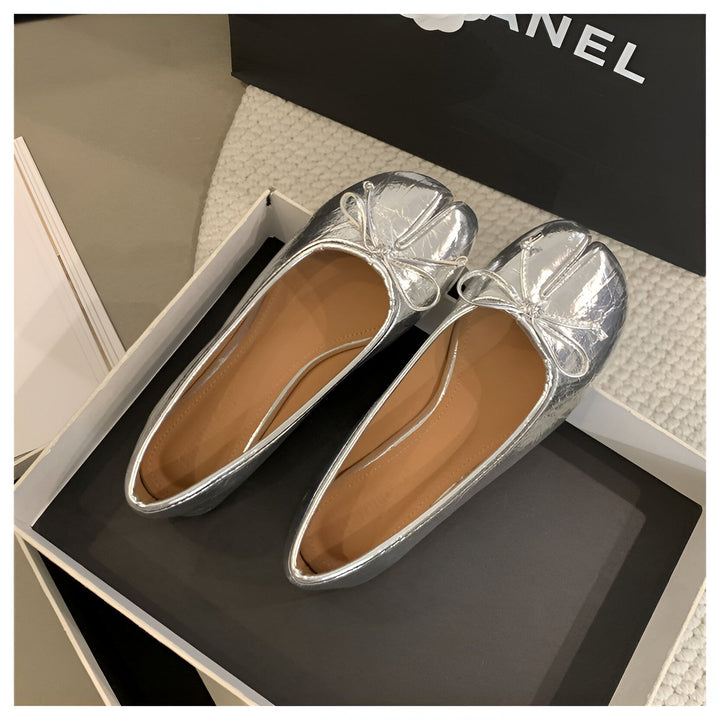 Paire de ballerines argentées à bout fendu et noeud décoratif, présentées dans une boîte. Chaussures élégantes et modernes pour femme., 45286631932085,45286631964853,45286631997621,45286632030389,45286632063157,45286632095925,45286632128693,45286632161461,45286632194229,45286632226997,45286632259765,45286632292533,45286632325301,45286632358069,45286632390837,45286632423605,45286632456373,45286632489141,45286632521909,45286632554677,45286632587445,45286632620213,45286632652981,45286632685749