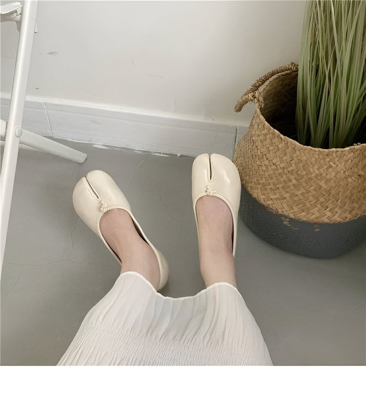Vue du dessus de pieds chaussés de ballerines Tabi beiges, séparant le gros orteil. Une jupe blanche fluide est visible. Un panier en osier avec des herbes décoratives est à l'arrière-plan., 45286633865397,45286633898165,45286633930933,45286633963701,45286633996469,45286634029237,45286634062005,45286634094773,45286634127541,45286634160309,45286634193077,45286634225845,45286634258613,45286634291381,45286634324149,45286634356917,45286634389685,45286634422453,45286634455221,45286634487989,45286634520757