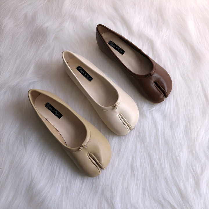 Trois ballerines à bout fendu de couleurs beige, crème et marron sur une surface blanche et duveteuse. Chaussures plates originales et élégantes pour femmes., 45286633865397,45286633898165,45286633930933,45286633963701,45286633996469,45286634029237,45286634062005,45286634094773,45286634127541,45286634160309,45286634193077,45286634225845,45286634258613,45286634291381,45286634324149,45286634356917,45286634389685,45286634422453,45286634455221,45286634487989,45286634520757,45286634553525,45286634586293,45