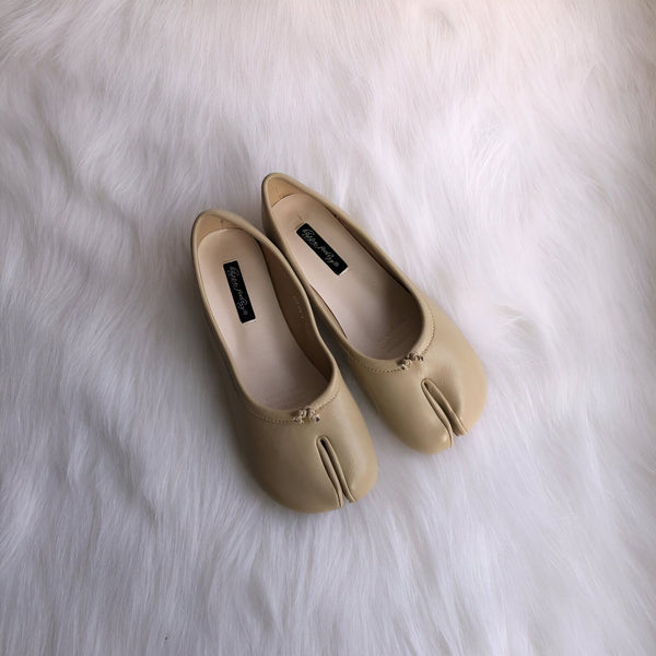 Paire de ballerines beiges à bout fendu sur fond de fausse fourrure blanche. Chaussures confortables et tendance. Mode femme, style original. Ballerines séparateur d'orteils., 45286633865397,45286633898165,45286633930933,45286633963701,45286633996469,45286634029237,45286634062005,45286634094773,45286634127541,45286634160309,45286634193077,45286634225845,45286634258613,45286634291381,45286634324149,45286634356917,45286634389685,45286634422453,45286634455221,45286634487989,45286634520757,45286634553525,45