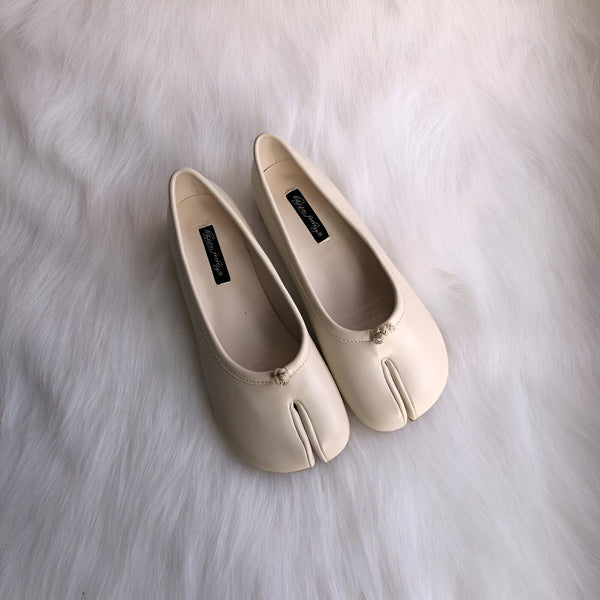 Deux ballerines "tabi" ivoire, séparées pour l'orteil, sur un fond en fausse fourrure blanche. Chaussures plates originales et élégantes. Mode féminine., 45286633865397,45286633898165,45286633930933,45286633963701,45286633996469,45286634029237,45286634062005,45286634094773,45286634127541,45286634160309,45286634193077,45286634225845,45286634258613,45286634291381,45286634324149,45286634356917,45286634389685,45286634422453,45286634455221,45286634487989,45286634520757,45286634553525,45286634586293,452866