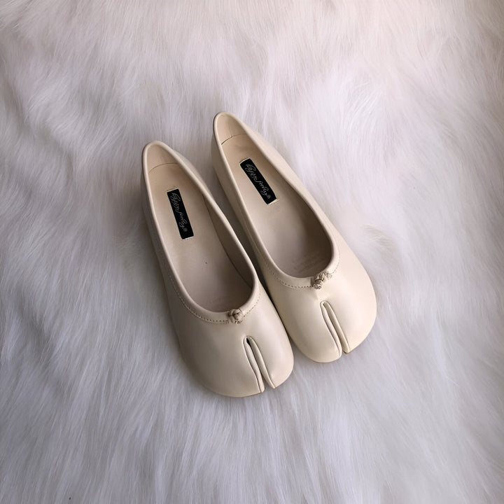 Deux ballerines "tabi" ivoire, séparées pour l'orteil, sur un fond en fausse fourrure blanche. Chaussures plates originales et élégantes. Mode féminine., 45286633865397,45286633898165,45286633930933,45286633963701,45286633996469,45286634029237,45286634062005,45286634094773,45286634127541,45286634160309,45286634193077,45286634225845,45286634258613,45286634291381,45286634324149,45286634356917,45286634389685,45286634422453,45286634455221,45286634487989,45286634520757,45286634553525,45286634586293,452866