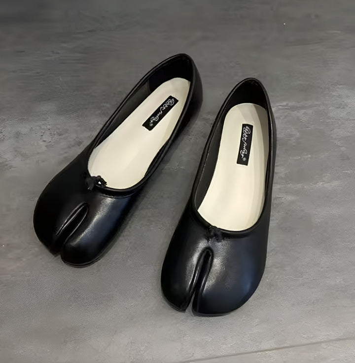 Deux ballerines noires en cuir avec séparation des orteils (style tabi), sur fond gris uni. Intérieur blanc., 45286633865397,45286633898165,45286633930933,45286633963701,45286633996469,45286634029237,45286634062005,45286634094773,45286634127541,45286634160309,45286634193077,45286634225845,45286634258613,45286634291381,45286634324149,45286634356917,45286634389685,45286634422453,45286634455221,45286634487989,45286634520757,45286634553525,45286634586293,45286634619061,45286634651829,45286634684597,45286634