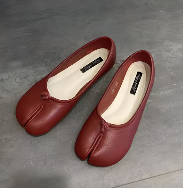 Image de deux ballerines rouges à bout fendu de style tabi, posées sur un fond gris. Chaussures plates et élégantes, idéales pour un look tendance et confortable., 45286633865397,45286633898165,45286633930933,45286633963701,45286633996469,45286634029237,45286634062005,45286634094773,45286634127541,45286634160309,45286634193077,45286634225845,45286634258613,45286634291381,45286634324149,45286634356917,45286634389685,45286634422453,45286634455221,45286634487989,45286634520757,45286634553525,45286634586