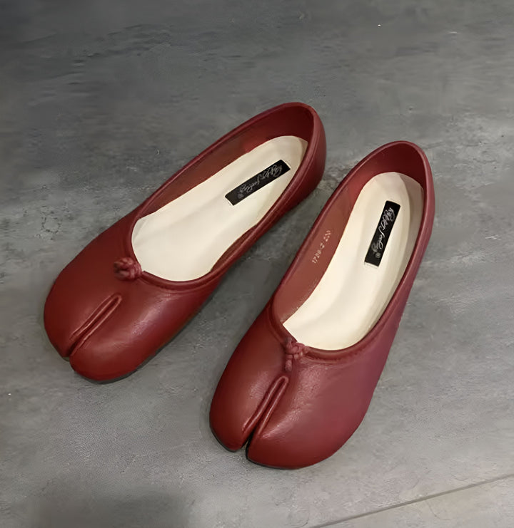 Image de deux ballerines rouges à bout fendu de style tabi, posées sur un fond gris. Chaussures plates et élégantes, idéales pour un look tendance et confortable., 45286633865397,45286633898165,45286633930933,45286633963701,45286633996469,45286634029237,45286634062005,45286634094773,45286634127541,45286634160309,45286634193077,45286634225845,45286634258613,45286634291381,45286634324149,45286634356917,45286634389685,45286634422453,45286634455221,45286634487989,45286634520757,45286634553525,45286634586