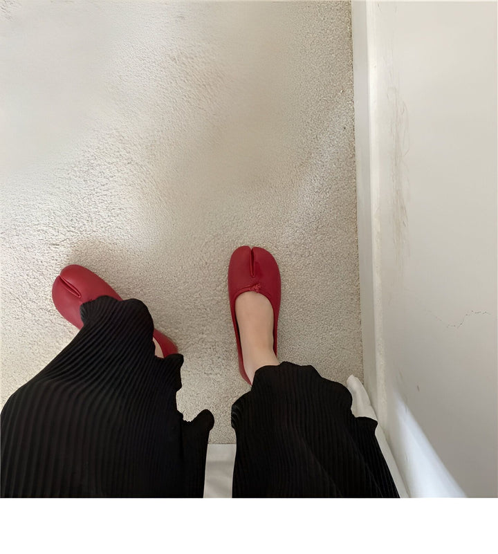 Vue plongeante d'une personne portant des ballerines rouges à bout fendu et un pantalon noir plissé, sur un tapis beige., 45286633865397,45286633898165,45286633930933,45286633963701,45286633996469,45286634029237,45286634062005,45286634094773,45286634127541,45286634160309,45286634193077,45286634225845,45286634258613,45286634291381,45286634324149,45286634356917,45286634389685,45286634422453,45286634455221,45286634487989,45286634520757,45286634553525,45286634586293,45286634619061,45286634651829,45286634684