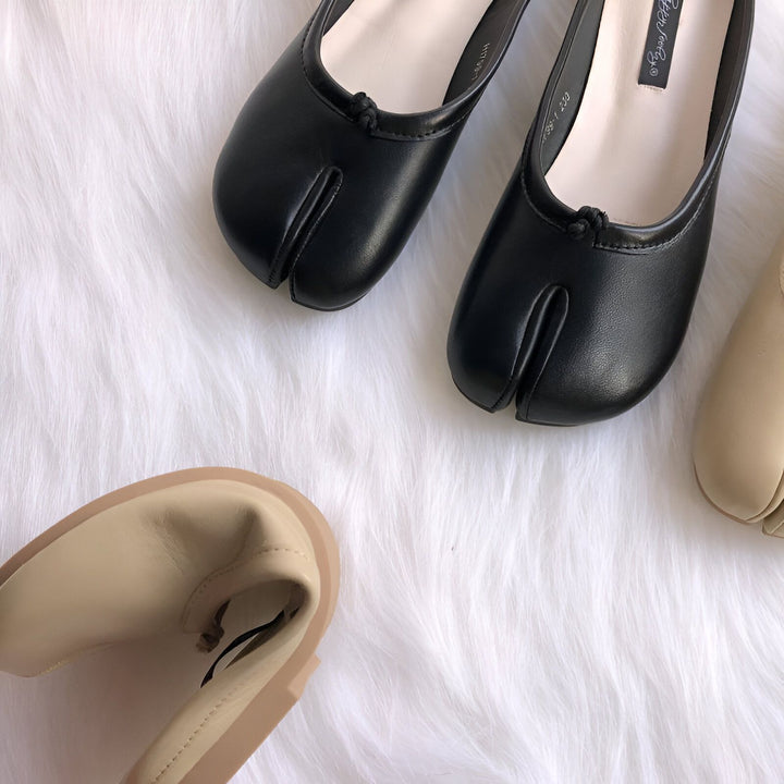 Gros plan de chaussures à bout fendu noires et beiges sur une fourrure blanche douce. Chaussures plates à bout fendu. Mode minimaliste., 45286633865397,45286633898165,45286633930933,45286633963701,45286633996469,45286634029237,45286634062005,45286634094773,45286634127541,45286634160309,45286634193077,45286634225845,45286634258613,45286634291381,45286634324149,45286634356917,45286634389685,45286634422453,45286634455221,45286634487989,45286634520757,45286634553525,45286634586293,45286634619061,45286634651