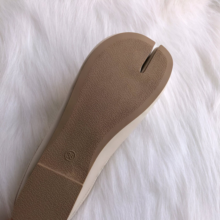 Gros plan de la semelle beige d'une ballerine "tabi" avec une séparation pour le gros orteil. On voit la taille "36" marquée., 45286633865397,45286633898165,45286633930933,45286633963701,45286633996469,45286634029237,45286634062005,45286634094773,45286634127541,45286634160309,45286634193077,45286634225845,45286634258613,45286634291381,45286634324149,45286634356917,45286634389685,45286634422453,45286634455221,45286634487989,45286634520757,45286634553525,45286634586293,45286634619061,45286634651829,452866