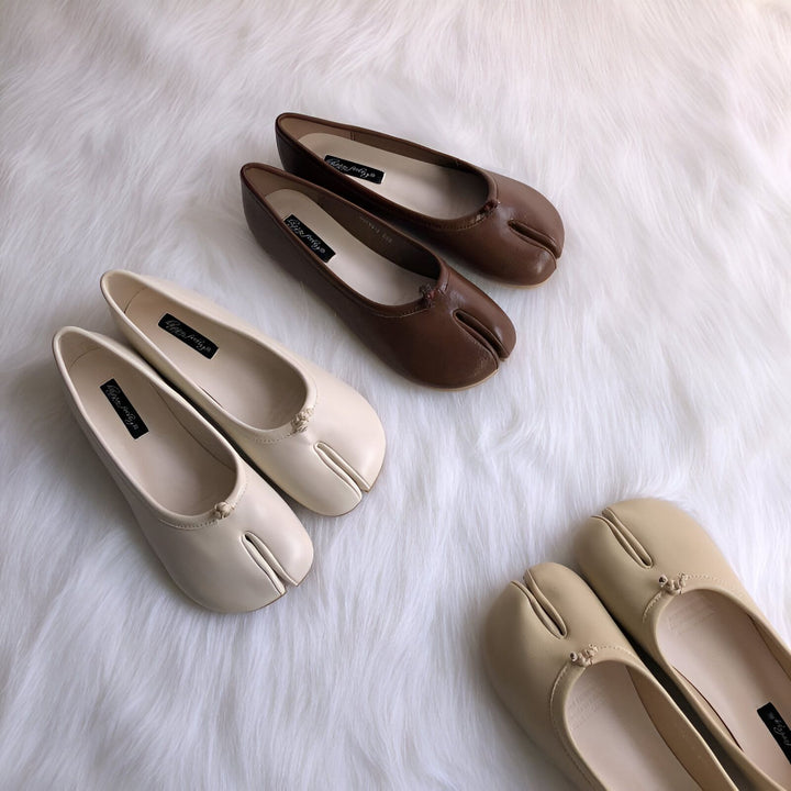 Trois paires de ballerines tabi en cuir beige, crème et marron sur une surface blanche duveteuse. Chaussures élégantes avec une séparation distinctive pour les orteils. Accessoires de mode minimalistes et confortables., 45286633865397,45286633898165,45286633930933,45286633963701,45286633996469,45286634029237,45286634062005,45286634094773,45286634127541,45286634160309,45286634193077,45286634225845,45286634258613,45286634291381,45286634324149,45286634356917,45286634389685,45286634422453,45286634455221,4