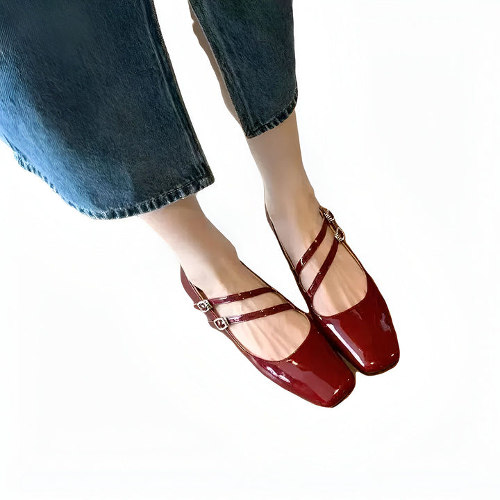 Chaussures vernies rouges Mary Jane avec doubles brides et boucles portées avec un jean. Mode automne-hiver., 45286703464629,45286703497397,45286703530165,45286703562933,45286703595701,45286703628469,45286703661237,45286703694005,45286703726773,45286703759541,45286703792309,45286703825077,45286703857845,45286703890613,45286703923381,45286703956149,45286703988917,45286704021685