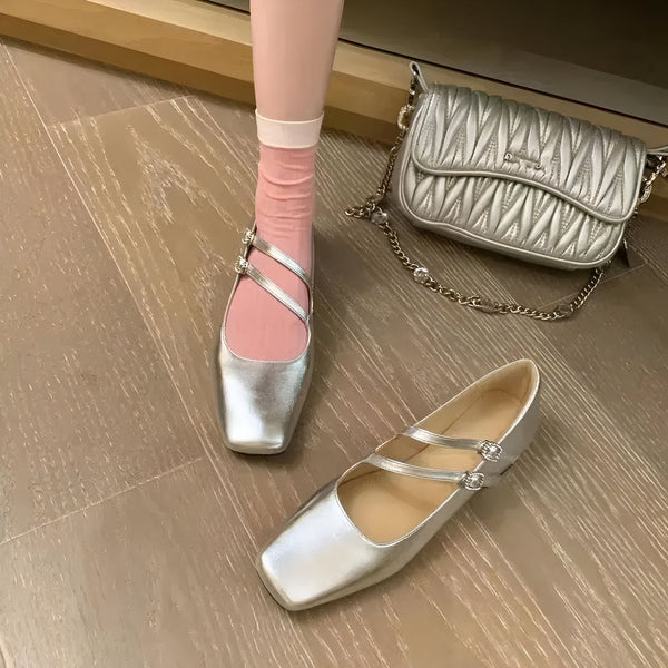 Gros plan sur des ballerines argentées à brides, portées avec des chaussettes roses, et un sac à main matelassé argenté sur un sol en bois. Détail mode tendance., 45286703464629,45286703497397,45286703530165,45286703562933,45286703595701,45286703628469,45286703661237,45286703694005,45286703726773,45286703759541,45286703792309,45286703825077,45286703857845,45286703890613,45286703923381,45286703956149,45286703988917,45286704021685