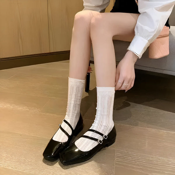Gros plan sur une femme assise portant des chaussures Mary Jane vernies noires avec des chaussettes blanches hautes à motifs. Mode féminine décontractée., 45286703464629,45286703497397,45286703530165,45286703562933,45286703595701,45286703628469,45286703661237,45286703694005,45286703726773,45286703759541,45286703792309,45286703825077,45286703857845,45286703890613,45286703923381,45286703956149,45286703988917,45286704021685