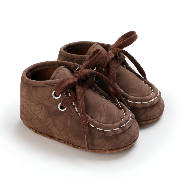 Chaussures bébé marron avec lacets, style mocassins. Chaussures pour nourrissons, parfaites pour les premiers pas. Petites chaussures élégantes pour bébé garçon ou fille. Conception classique avec coutures décoratives blanches., 45286820249781,45286820282549,45286820315317,45286820348085,45286820380853,45286820413621,45286820446389,45286820479157,45286820511925,45286820544693,45286820577461,45286820610229,45286820642997,45286820675765,45286820708533,45286820741301,45286820774069,45286820806837