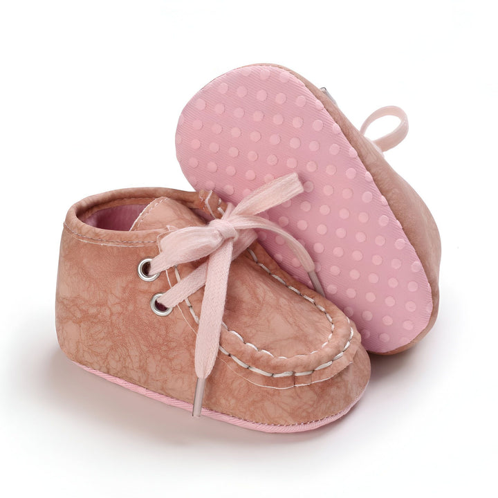Chaussures pour bébé en cuir rose à lacets. Semelles roses antidérapantes à pois. Chaussures pour nouveau-né confortables., 45286820249781,45286820282549,45286820315317,45286820348085,45286820380853,45286820413621,45286820446389,45286820479157,45286820511925,45286820544693,45286820577461,45286820610229,45286820642997,45286820675765,45286820708533,45286820741301,45286820774069,45286820806837