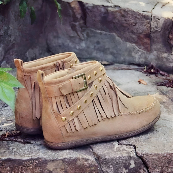 Paire de bottines en daim beige à franges et clous dorés, posées sur un rocher. Style bohème et ethnique., 45286979731637,45286979764405,45286979797173,45286979829941,45286979862709,45286979895477,45286979928245,45286979961013,45286979993781,45286980026549,45286980059317,45286980092085,45286980124853,45286980157621,45286980190389,45286980223157,45286980255925,45286980288693,45286980321461,45286980354229,45286980386997,45286980419765,45286980452533,45286980485301