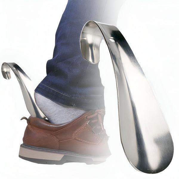 Personne utilisant un chausse-pied en métal argenté pour enfiler une chaussure marron. Accessoire d'aide à l'habillement. Facilite l'insertion du pied., 45286865076405