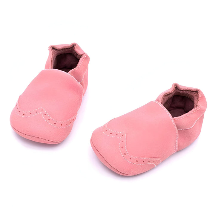 Chaussons pour bébé en cuir rose pâle. Chaussures souples, idéales pour les premiers pas. Style mocassins élégants avec détails perforés. Confort et sécurité pour les pieds de bébé., 45287078297781,45287078330549,45287078363317,45287078396085,45287078428853,45287078461621,45287078494389,45287078527157,45287078559925,45287078592693,45287078625461,45287078658229,45287078690997,45287078723765,45287078756533