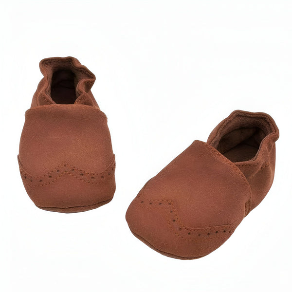 Chaussons pour bébé en cuir marron, style mocassins avec détails perforés, présentés sur fond blanc. Chaussures souples et confortables pour les premiers pas., 45287078297781,45287078330549,45287078363317,45287078396085,45287078428853,45287078461621,45287078494389,45287078527157,45287078559925,45287078592693,45287078625461,45287078658229,45287078690997,45287078723765,45287078756533
