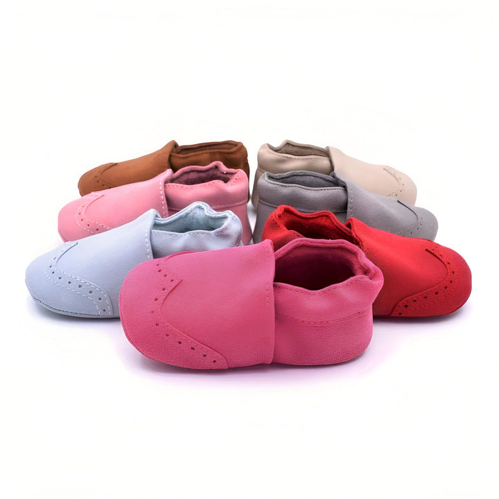 Chaussons souples pour bébés en cuir, couleurs variées (rose, bleu, rouge, marron, gris, beige), présentés en cercle sur fond blanc. Idéal pour les premiers pas de bébé., 45287078297781,45287078330549,45287078363317,45287078396085,45287078428853,45287078461621,45287078494389,45287078527157,45287078559925,45287078592693,45287078625461,45287078658229,45287078690997,45287078723765,45287078756533