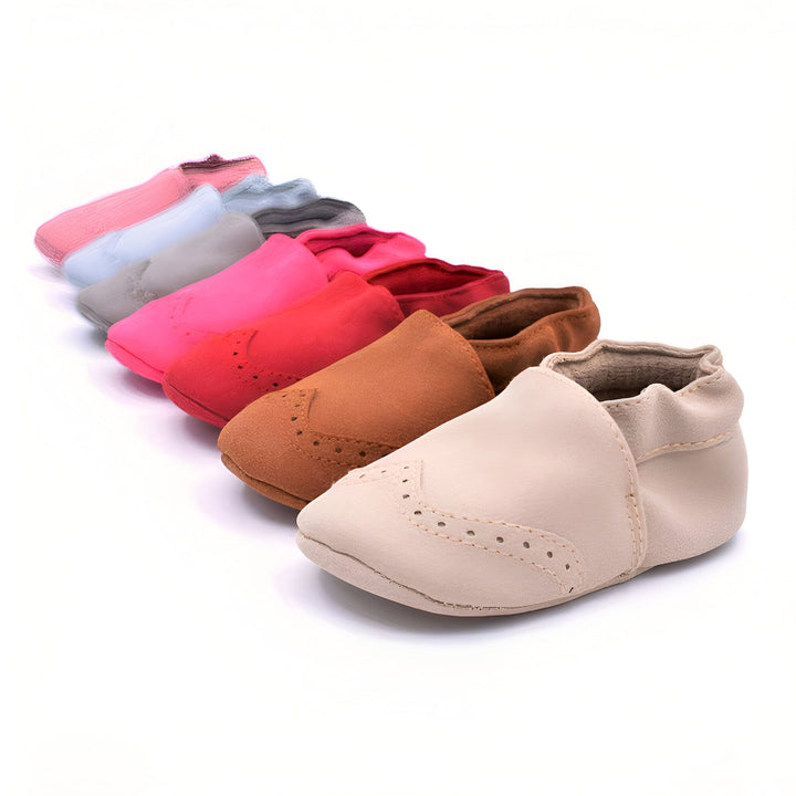 Chaussons pour bébé en cuir souple de différentes couleurs alignés sur fond blanc. Chaussures confortables pour premiers pas de bébé, modèles variés., 45287078297781,45287078330549,45287078363317,45287078396085,45287078428853,45287078461621,45287078494389,45287078527157,45287078559925,45287078592693,45287078625461,45287078658229,45287078690997,45287078723765,45287078756533
