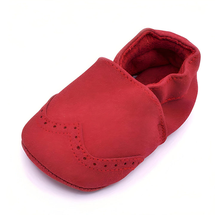 Chaussure bébé rouge en cuir, style Richelieu, avec perforations décoratives. Idéale pour les premiers pas de votre enfant., 45287078297781,45287078330549,45287078363317,45287078396085,45287078428853,45287078461621,45287078494389,45287078527157,45287078559925,45287078592693,45287078625461,45287078658229,45287078690997,45287078723765,45287078756533