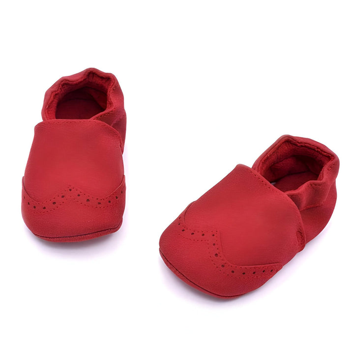 Chaussures de bébé rouges. Paire de mocassins pour nourrisson en daim rouge avec motif perforé sur le dessus, sur fond blanc. Chaussons confortables et élégants pour les premiers pas de bébé. Mode enfantine, chaussures pour bébé., 45287078297781,45287078330549,45287078363317,45287078396085,45287078428853,45287078461621,45287078494389,45287078527157,45287078559925,45287078592693,45287078625461,45287078658229,45287078690997,45287078723765,45287078756533