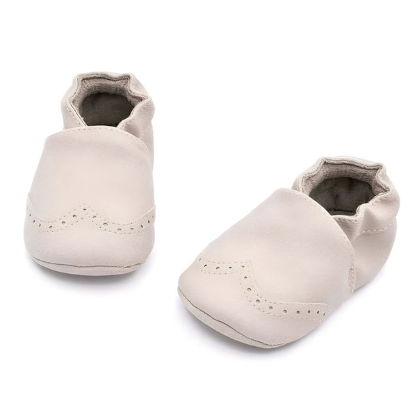 Deux chaussons de bébé en cuir beige clair avec des détails perforés décoratifs sur les côtés. Parfaits pour les premiers pas de votre enfant., 45287078297781,45287078330549,45287078363317,45287078396085,45287078428853,45287078461621,45287078494389,45287078527157,45287078559925,45287078592693,45287078625461,45287078658229,45287078690997,45287078723765,45287078756533